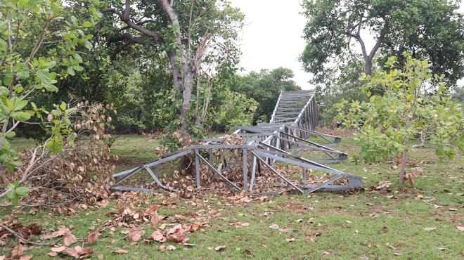 Đồng Nai: Trụ điện 110kV không có đai ốc ngã đổ gây bất an- Ảnh 1.