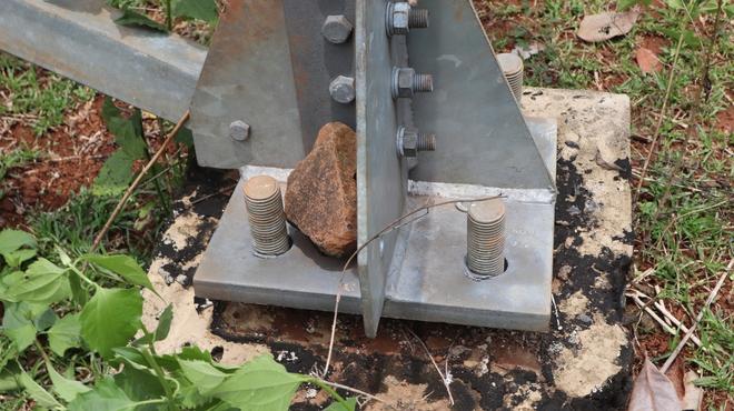 Đồng Nai: Trụ điện 110kV không có đai ốc ngã đổ gây bất an- Ảnh 3.