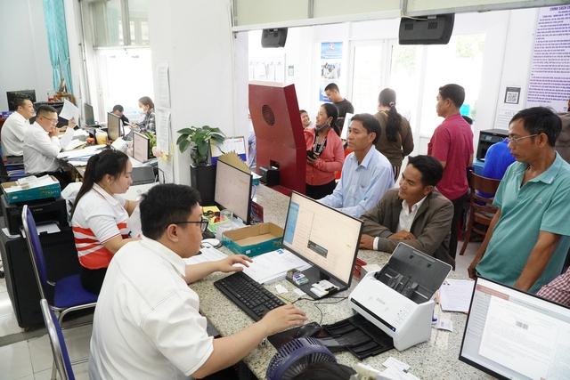 Làm cả thứ bảy, đến tận nhà hỗ trợ - Ảnh 1.