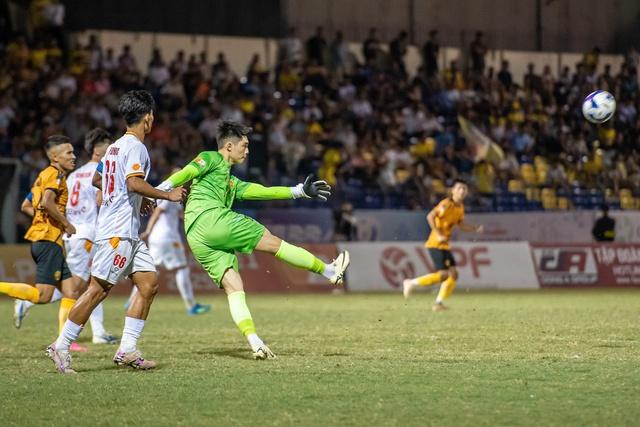 Vòng xoáy trụ hạng V-League bùng nổ: HAGL mất ăn mất ngủ cùng 4 cái tên nào?- Ảnh 1.