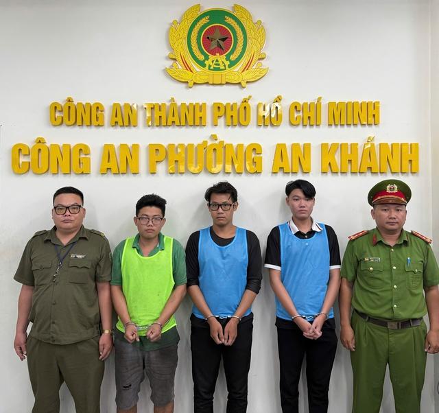 Công an TP.HCM bắt nhóm giả danh cảnh sát hình sự chiếm đoạt tài sản người dân - Ảnh 1.