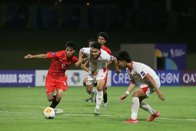U.17 Việt Nam càng đá càng giống... U.23: HLV Kim Sang-sik tặng áo 'phù thủy' cho Roland- Ảnh 2.