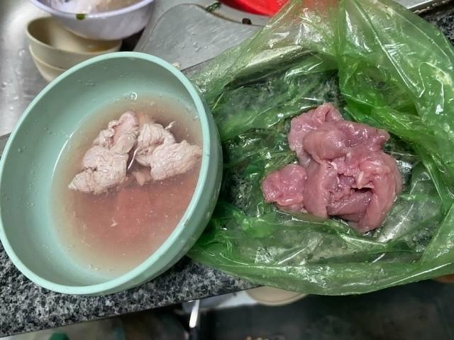Nghi mua phải thịt bò giả, người dân ở Quy Nhơn livestream tố cáo- Ảnh 1.