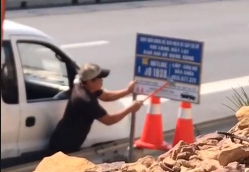 Dừng xe trên cao tốc để cạo số điện thoại khẩn cấp, người đàn ông bị tố phá hoại- Ảnh 1.