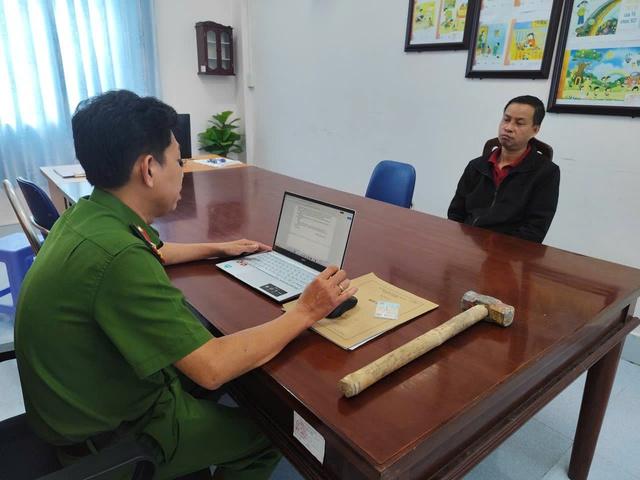 Ghen tuông, đập phá 6 hũ hài cốt trong nhà 'vợ hờ'- Ảnh 1.