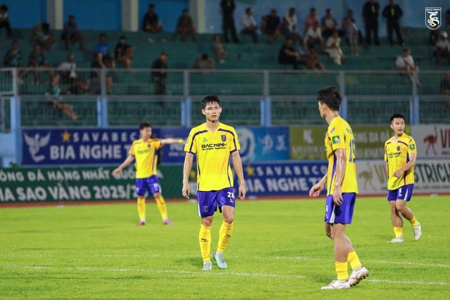 Đội Bắc Ninh của cố vấn Park Hang-seo vào thế khó: Thăng hạng V-League bằng cách nào? 

- Ảnh 1.