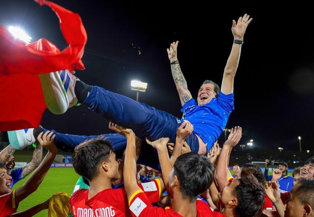 Nóng: HLV Roland sắp hết hợp đồng, ảnh hưởng lộ trình U.17 Việt Nam dự World Cup?- Ảnh 3.