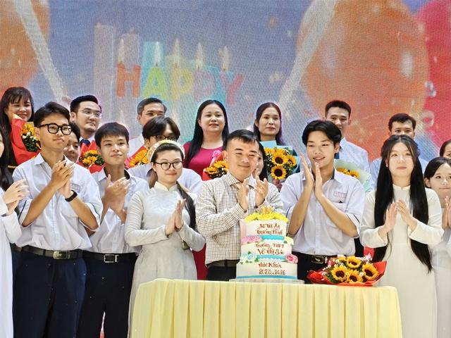 Thầy hiệu trưởng gửi gắm chữ 'tĩnh' với học sinh sắp thi tốt nghiệp THPT- Ảnh 1.
