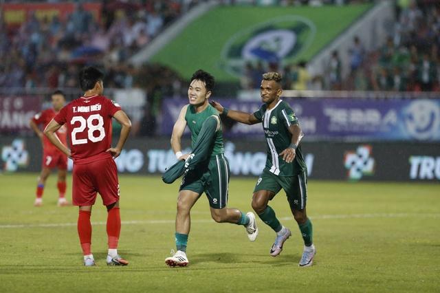 Công Phượng khoe kiểu ăn mừng mới, Trường Tươi Đồng Nai vô địch rực rỡ: Chào V-League, pháo hoa giữa mưa to!- Ảnh 4.