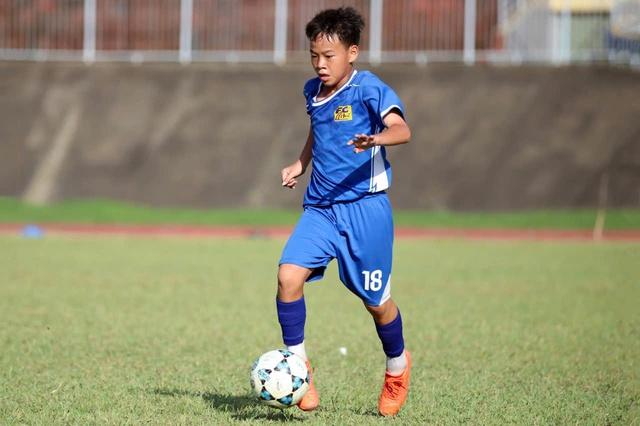 'Khả còi' theo nghề đá bóng, giấc mơ ngôi sao từ làng biển Tam Xuân- Ảnh 4.