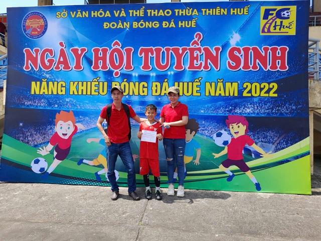 'Khả còi' theo nghề đá bóng, giấc mơ ngôi sao từ làng biển Tam Xuân- Ảnh 1.