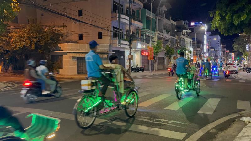  Lái xích lô tại Nha Trang bắt buộc sẽ phải đội mũ bảo hiểm?- Ảnh 1.