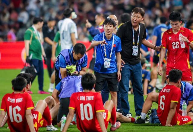 Bảo vệ ngôi vương AFF Cup 2026: Áp lực kép cho HLV Kim Sang-sik đến từ đâu?- Ảnh 1.