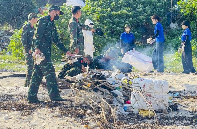 Đặc khu Lý Sơn ra quân Ngày chủ nhật xanh làm đẹp từ biển đảo đến di tích- Ảnh 3.