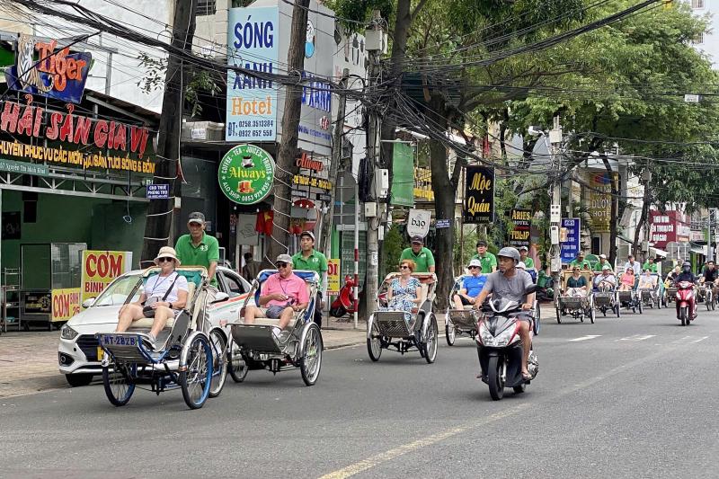  Lái xích lô tại Nha Trang bắt buộc sẽ phải đội mũ bảo hiểm?- Ảnh 3.