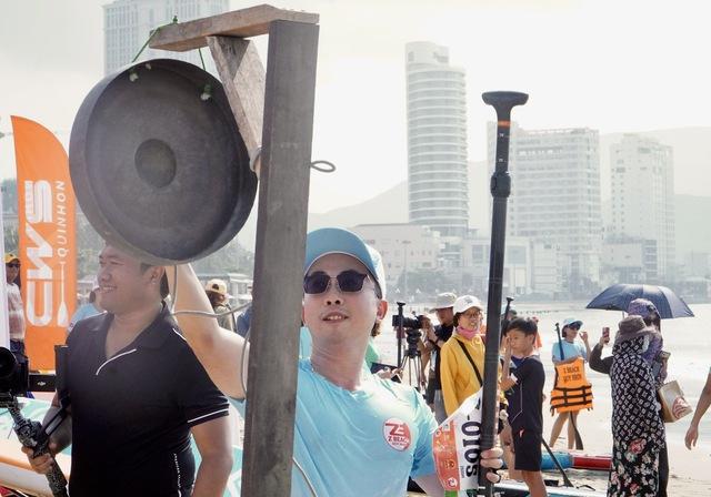Phố biển Quy Nhơn sặc sỡ sắc màu trong giải đua thuyền sup- Ảnh 17. Phố biển Quy Nhơn sặc sỡ sắc màu trong giải đua thuyền sup- Ảnh 17.