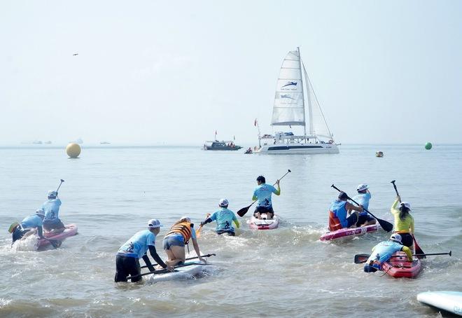 Phố biển Quy Nhơn sặc sỡ sắc màu trong giải đua thuyền sup- Ảnh 8. Phố biển Quy Nhơn sặc sỡ sắc màu trong giải đua thuyền sup- Ảnh 8.