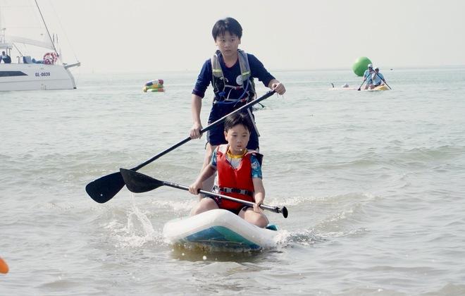 Phố biển Quy Nhơn sặc sỡ sắc màu trong giải đua thuyền sup- Ảnh 15. Phố biển Quy Nhơn sặc sỡ sắc màu trong giải đua thuyền sup- Ảnh 15.