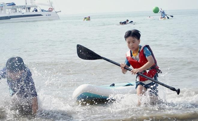 Phố biển Quy Nhơn sặc sỡ sắc màu trong giải đua thuyền sup- Ảnh 16. Phố biển Quy Nhơn sặc sỡ sắc màu trong giải đua thuyền sup- Ảnh 16.
