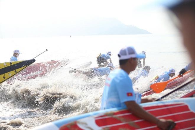 Phố biển Quy Nhơn sặc sỡ sắc màu trong giải đua thuyền sup- Ảnh 9. Phố biển Quy Nhơn sặc sỡ sắc màu trong giải đua thuyền sup- Ảnh 9.