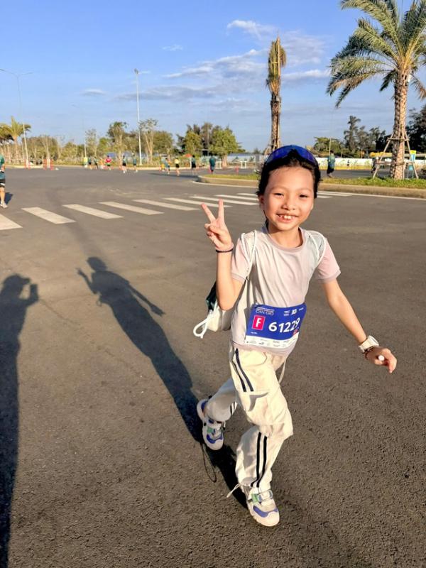 Runner nhí tạo ấn tượng trên đường chạy VnExpress Marathon Green Paradise Cần Giờ 2026- Ảnh 1.
