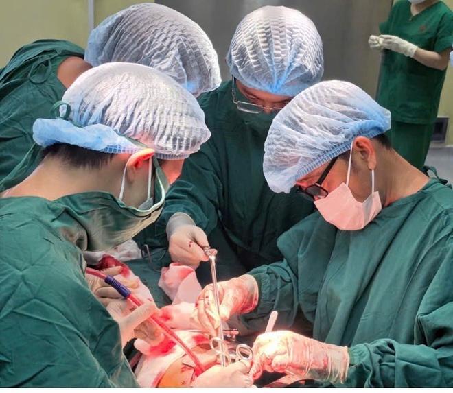 Bệnh viện Nguyễn Tri Phương cứu người đứt lìa động mạch cổ do tai nạn sinh hoạt - Ảnh 1.
