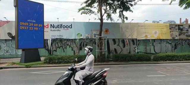 Cầu đi bộ nghìn tỉ vượt sông Sài Gòn liên tục bị phá hoại rào chắn- Ảnh 2.