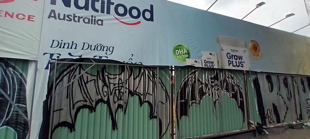 Cầu đi bộ nghìn tỉ vượt sông Sài Gòn liên tục bị phá hoại rào chắn- Ảnh 1.