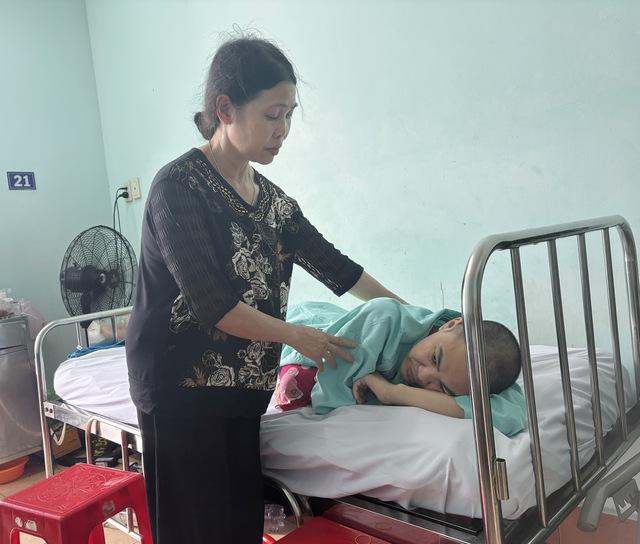 Mẹ nghèo bán đất, vay nợ vẫn không đủ tiền cứu con bị liệt sau tai nạn - Ảnh 2.