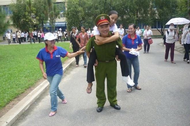 Từ những cổng trường mùa thi, biết bao người trẻ đã lớn lên bằng lòng tử tế  - Ảnh 7.