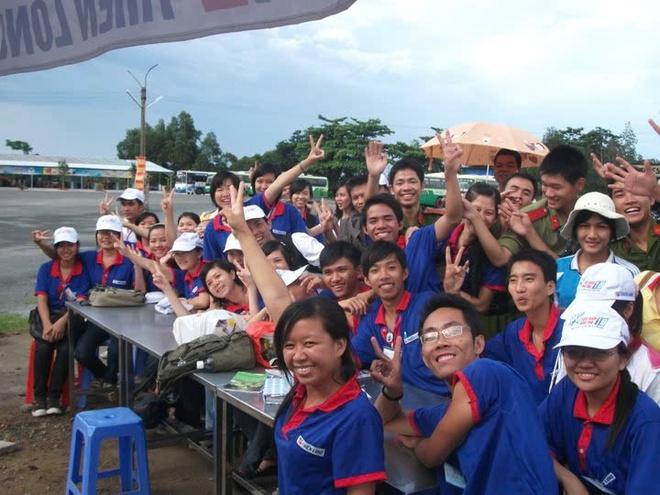 Từ những cổng trường mùa thi, biết bao người trẻ đã lớn lên bằng lòng tử tế  - Ảnh 8.
