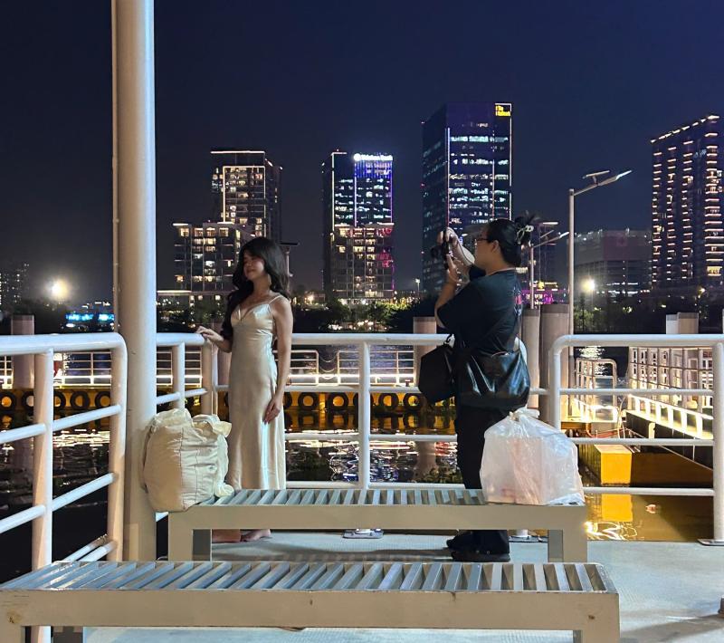 Bến tàu Ba Son có gì mà giới trẻ TP.HCM rủ nhau check-in view 'triệu đô'? - Ảnh 2.