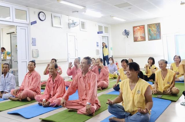 Lớp yoga cho bệnh nhân nặng ở Bệnh viện Chợ Rẫy: 'Ở bệnh viện mà thấy vui'- Ảnh 1.