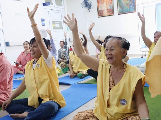 Lớp yoga cho bệnh nhân nặng ở Bệnh viện Chợ Rẫy: 'Ở bệnh viện mà thấy vui'- Ảnh 6.