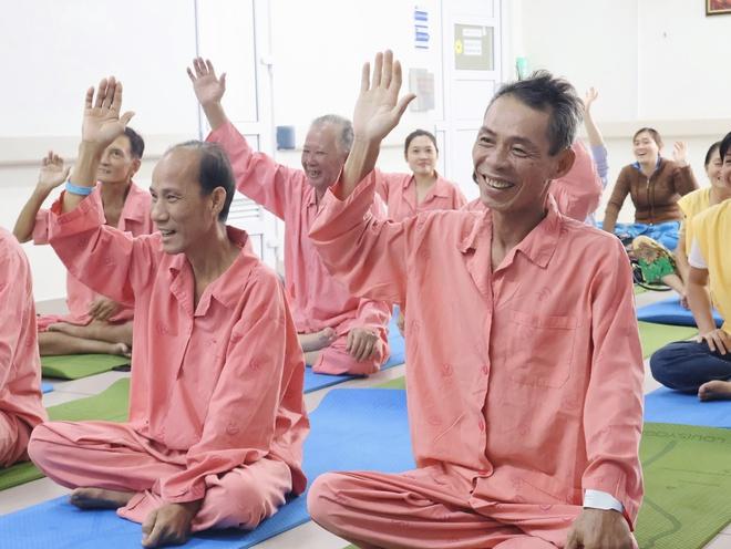 Lớp yoga cho bệnh nhân nặng ở Bệnh viện Chợ Rẫy: 'Ở bệnh viện mà thấy vui'- Ảnh 5.
