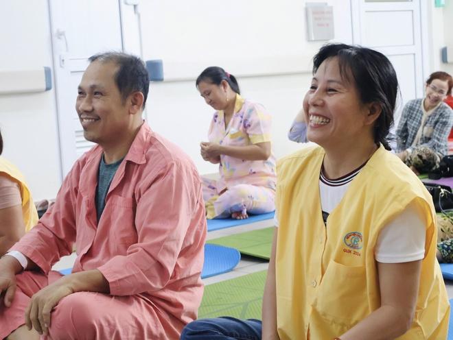 Lớp yoga cho bệnh nhân nặng ở Bệnh viện Chợ Rẫy: 'Ở bệnh viện mà thấy vui'- Ảnh 4.