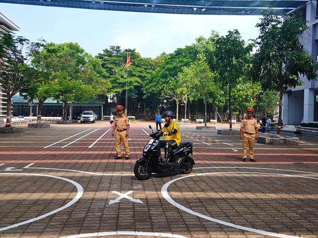 CSGT TP.HCM lưu ý quy định về đèn vàng, nhiều học sinh mới biết - Ảnh 2.