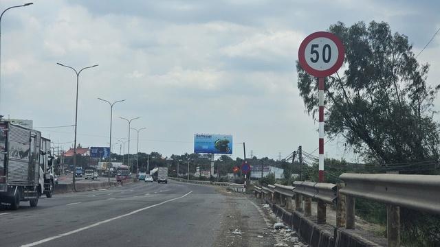 Đã tháo biển báo tốc độ 50km/h ở khu vực trạm thu phí cũ quốc lộ 51 - Ảnh 2.