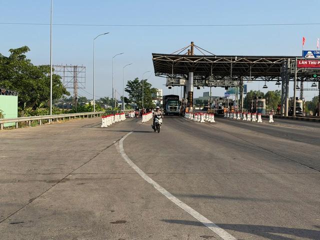 Lái xe máy chở 3, học sinh lớp 9 tông barie trạm thu phí tử vong- Ảnh 2.