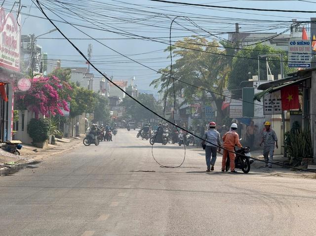 Cháy trụ điện, dây rơi xuống đường: Người phụ nữ bỏ xe máy tháo chạy- Ảnh 3.