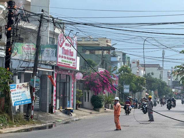 Cháy trụ điện, dây rơi xuống đường: Người phụ nữ bỏ xe máy tháo chạy- Ảnh 4.