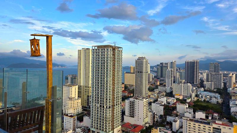 Từ rooftop nhìn xuống Nha Trang: Biển, núi và phố thị hiện ra rất khác - Ảnh 2.