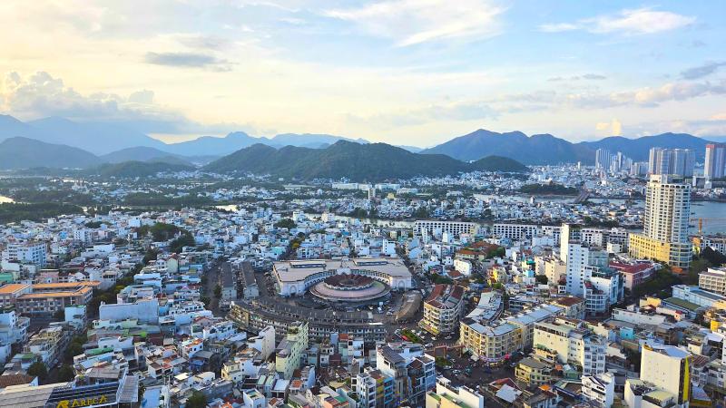 Từ rooftop nhìn xuống Nha Trang: Biển, núi và phố thị hiện ra rất khác - Ảnh 3.