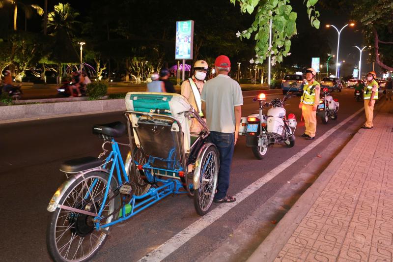  Lái xích lô tại Nha Trang bắt buộc sẽ phải đội mũ bảo hiểm?- Ảnh 2.