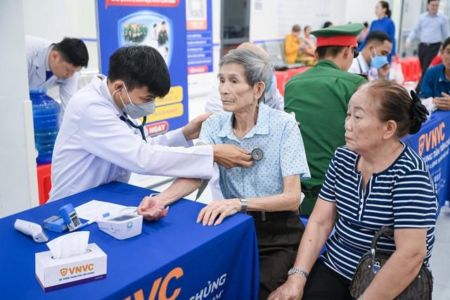 VNVC tài trợ kho lạnh GSP, tiêm miễn phí vắc xin cúm 3 năm cho Côn Đảo - Ảnh 5.