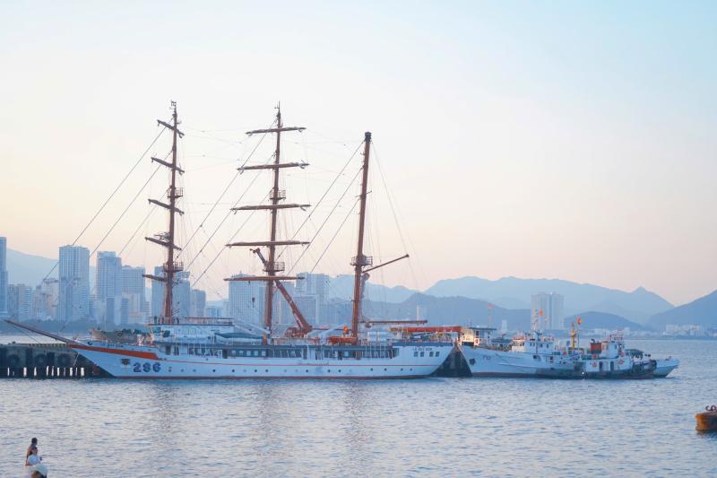Bờ kè Vĩnh Nguyên biển Nha Trang hút giới trẻ check-in cùng tàu buồm- Ảnh 9.