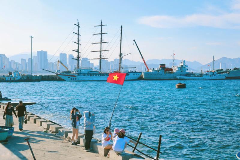 Bờ kè Vĩnh Nguyên biển Nha Trang hút giới trẻ check-in cùng tàu buồm- Ảnh 1.