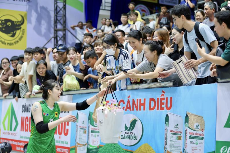 'Khủng long' Trần Thị Thanh Thúy nhận tình cảm đặc biệt từ người hâm mộ Tây Ninh- Ảnh 1.