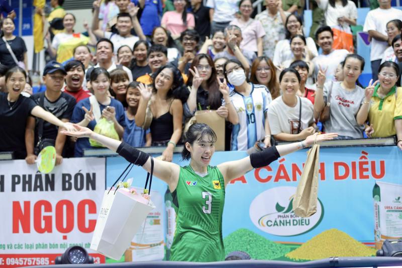 'Khủng long' Trần Thị Thanh Thúy nhận tình cảm đặc biệt từ người hâm mộ Tây Ninh- Ảnh 3.