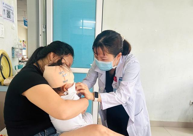 Bé trai 19 tháng tuổi bị chó cắn rách sâu vùng đầu, má- Ảnh 1.